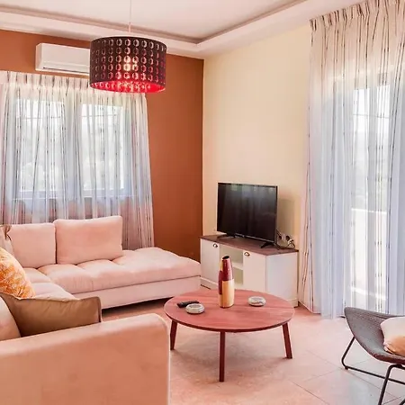 10 Bedroom Complex, With Private Pool, Bbq & Ping Pong! Case de vacanță