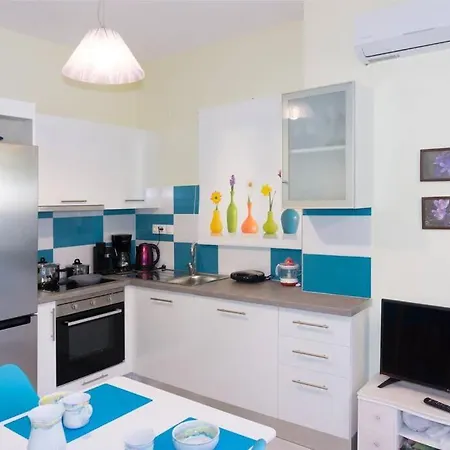 Case de vacanță 10 Bedroom Complex, With Private Pool, Bbq & Ping Pong!