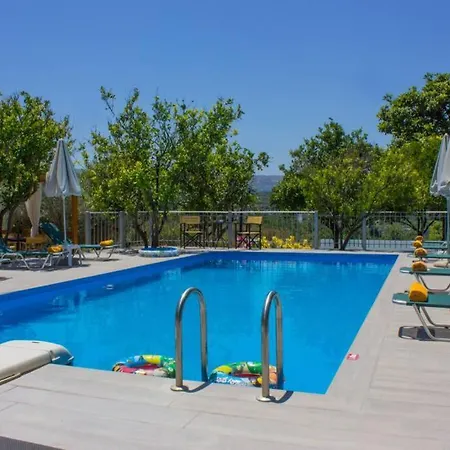 10 Bedroom Complex, With Private Pool, Bbq & Ping Pong! * Astérion