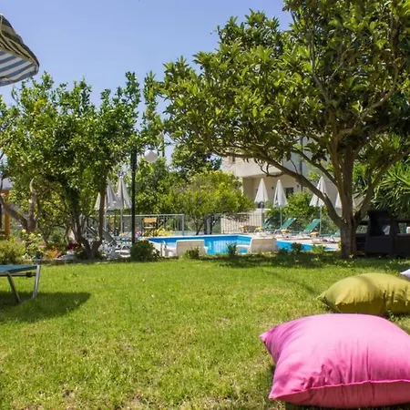 Case de vacanță 10 Bedroom Complex, With Private Pool, Bbq & Ping Pong! Astérion