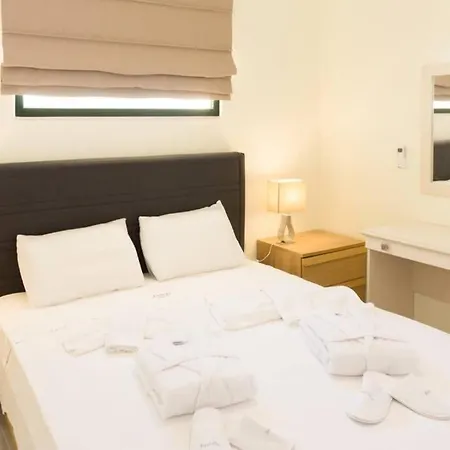 10 Bedroom Complex, With Private Pool, Bbq & Ping Pong! Case de vacanță