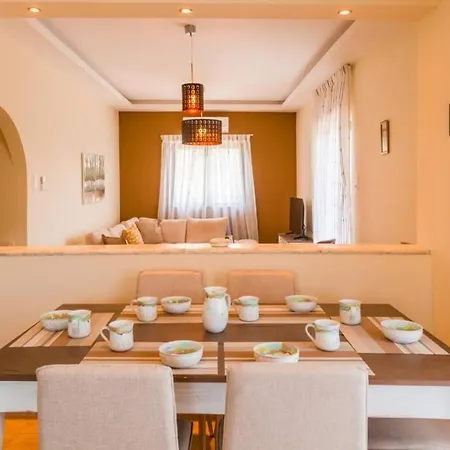 10 Bedroom Complex, With Private Pool, Bbq & Ping Pong! *