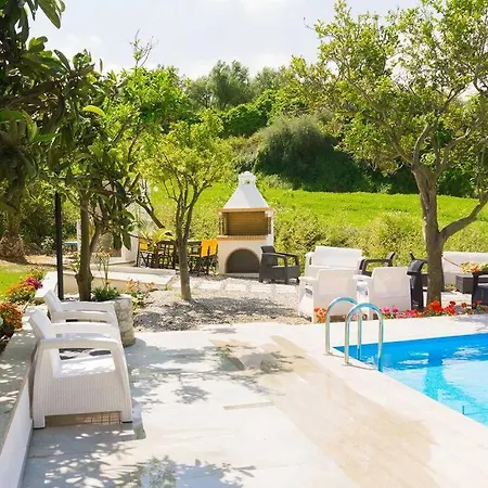 10 Bedroom Complex, With Private Pool, Bbq & Ping Pong! * Astérion